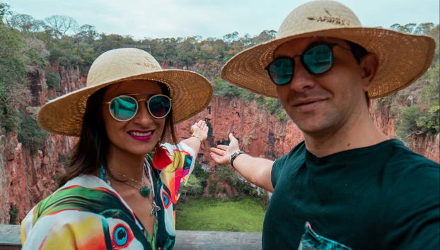 Couple visitant le Buraco das Araras