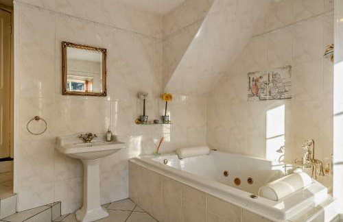 Luxury Detached House in Large Private Grounds, with Outdoor Jacuzzi and Sauna - Foto 20