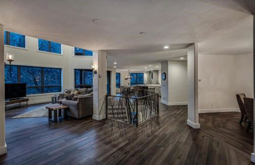 Cozy mountain home w riverfront patio - Foto 47