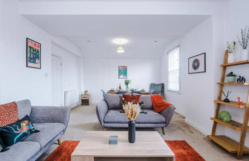 Modern 3 Bedroom House Perfect for Short and Long Stays - Foto 32