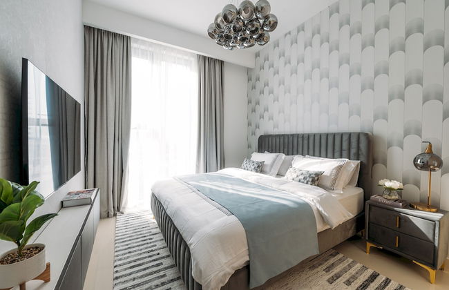 Elegant Stay: Balcony & Stunning Dubai Creek Views - Photo 8