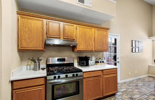 Peaceful West: 4BR Dusk Haven - Foto 13