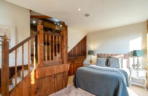 Willowberry Barn - Exclusive Home with Hot Tub - Photo 35