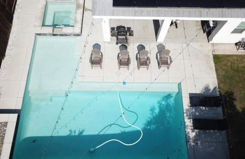 Spacious Home with Private Pool - Photo 21