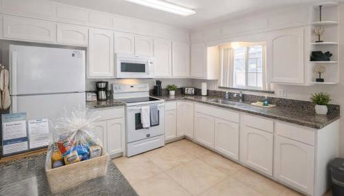 Condo w Semi-private Pool & Just 1 Block to Beach! - Foto 5