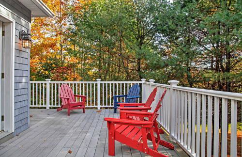 Beautiful Sandy Point Getaway with Wraparound Deck! - Foto 23