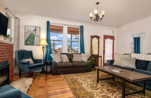 The Golden Parlor- Historic Victorian, Hot Tub - Foto 13