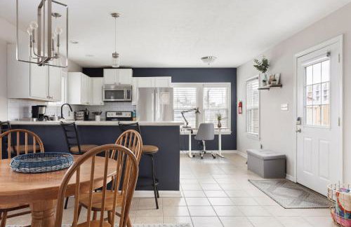 Capitol House - 3 Bed 1 Full and 1 Half Bath, Pet Friendly with Hot Tub walk to Lucas Oil Stadium - Foto 20