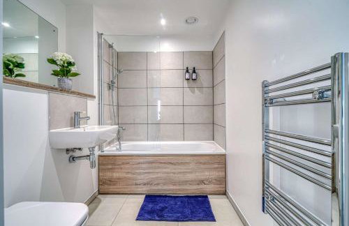 2-BR Near Salford Royal - City & Town Centre View - 1 Minute to Train & Tram Station - Sleeps 6 - Foto 80