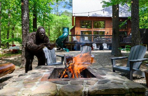 Hickory Bear - Cabin surrounded by pines, Sleeps 10, Hot Tub, Fire Pit, Arcade, Foosball Table & Deck Slide - Photo 6