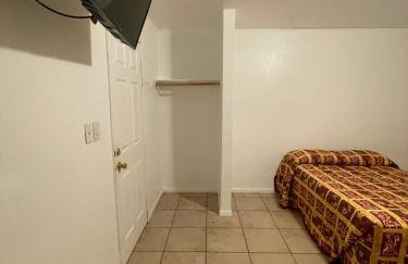 Crown Inn & Suites - Foto 24