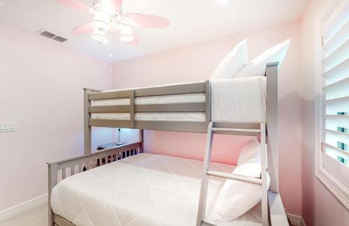 Lakefront home with hot tub, dock, kayaks, central AC, & great lake views - Foto 16