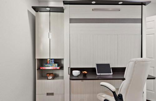 Serenity Splash Upscale Stay Pool Game Lounge - Foto 39