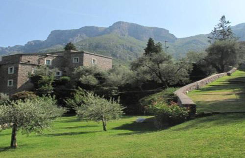 Stunning medieval setting surrounded by mountains - Photo 20