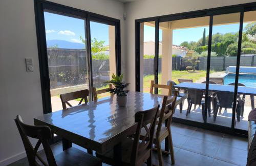 villa récente climatisée avec piscine privée - Photo 6