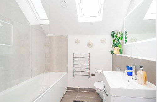 Superb Top Floor 1-Bedroom Flat With Charming Two Balconies - Foto 4