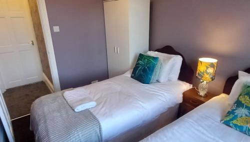 Peaceful Home from Home - Spacious 3 Bedroom House Accommodating 7 - Ideal for Families and Workers - Foto 5