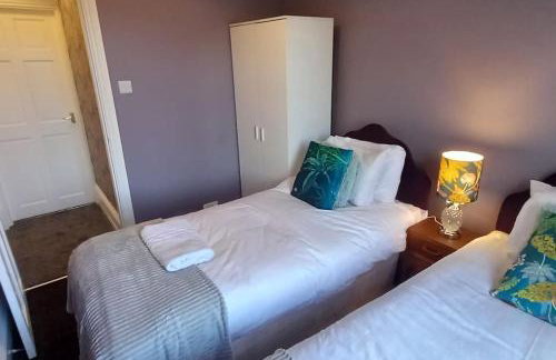 Peaceful Home from Home - Spacious 3 Bedroom House Accommodating 7 - Ideal for Families and Workers - Foto 5