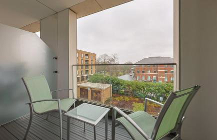 2-Bedroom Modern apt with Gym, roof terrace, Free Parking and 3 min walk to train st - Foto 19