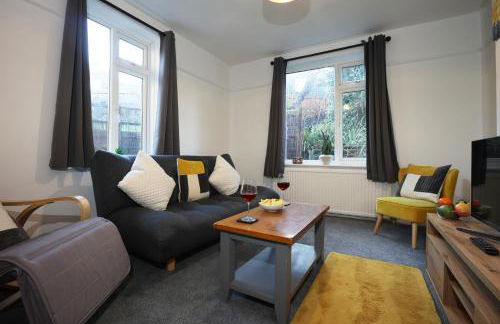 Highfield House by N and N Stays, Perfect for Contractor and Corporate Stays 2 Bed House with Free on street Parking - Photo 19