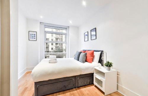 Bright Riverside 2 Bed Haven with Balcony - Modern Comfort in Battersea - Foto 2