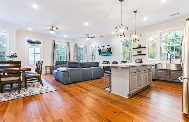 Spacious 5 BR Retreat with Pool - Near It All - Foto 18