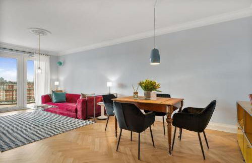 CLS Zentrale City-Wohnung in Hamburg mit E-Laden und Tiefgarage, Klimaanlage, gratis WLAN, Smart TV, großer Balkon, Nespresso Maschine inklusive Kapseln, Blick über Hamburg, Parkplatz, Cafe im Haus, Bushaltestelle direkt gegenüber, Flex Check In - Foto 2