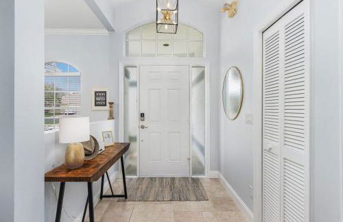 Villa Tropicana Luxury pool home. Gated community - Photo 10