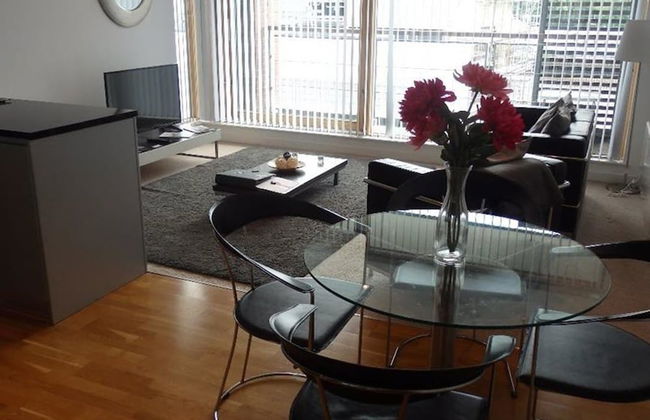 Stylish Quayside Apartment - Photo 8