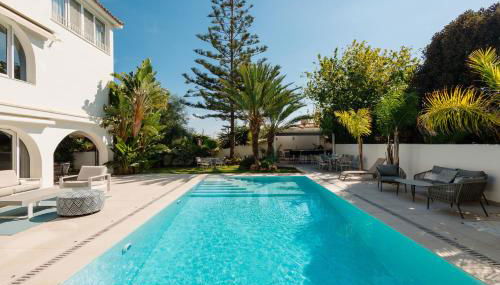 Marbella, Costabella - Beachfront Villa with Heated Pool - Foto 4, Garden, sunbed, Garden view