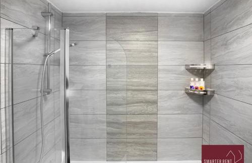 Knaphill - 2 Bedroom Terrace House - With Garden - Photo 13