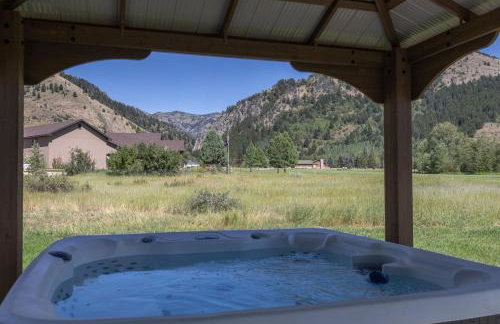 Cedar Creek Chalet - Snowmobilers Dream - Hot tub - Foto 43