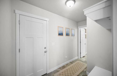 Charming Family Stay w Arcade Theatre Ski Haven Walking trails and river walk in backyard - Foto 33