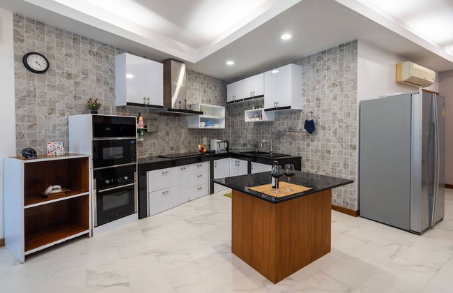 Bright Luxury Villa W Garden Pool & Sauna - Photo 15