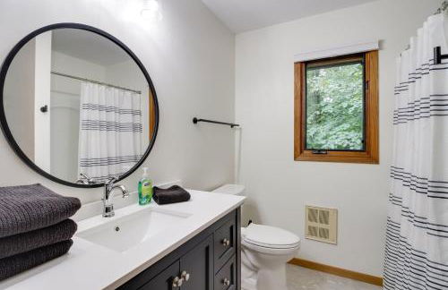 Sandy Beach Family Getaway with Fire Pit and Deck! - Foto 25