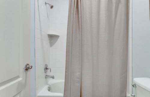 Modern and Spacious Home with Pool in Ocean View! - Foto 28