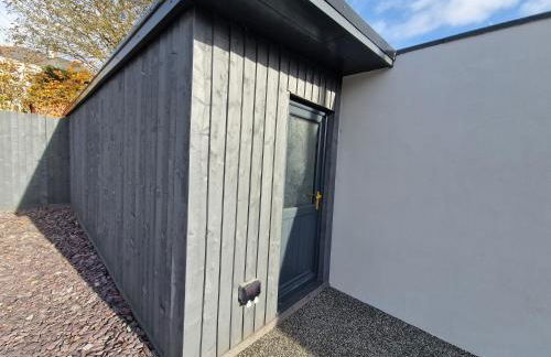 Modern & Spacious 5 Bedroom Bungalow with Parking Near Brecon Beacons & Bike Park Wales - Photo 3