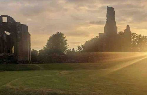 Lovely 2 bed apartment with hot tub log burner and off street parking - Foto 26