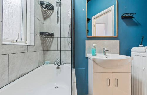 4 Bedroom House in Eccles, Trafford, Manchester - Sleeps 10 - 3 Double Beds - 4 Single Beds - FREE PARKING, Garden & Fast Fibre Wi-Fi - Close to Trafford Centre, MediaCityUK, Salford Quays, and both Old Trafford stadiums - Foto 21