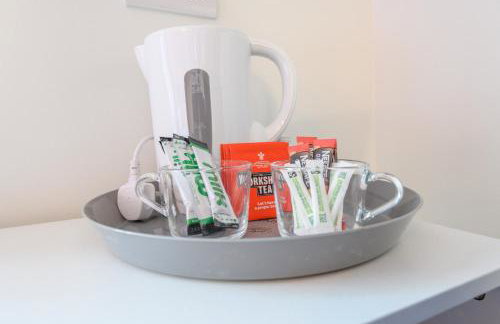 Suite in Leeds Shared Kitchen Parking2 - Pass the Keys - Photo 20