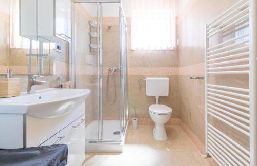 Superb villa Maxima with private pool, sauna, jacuzzi, playground for up to 18 persons, extra pool heating available - Foto 25