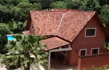 Linda casa em condomínio ecológico de alto padrão a 1h de SP, Terreno de 1500m2 com amplo gramado e piscina, WiFi para Home Office, Área gourmet com churrasqueira, forno de pizza e lareira aconchegante - Foto 1