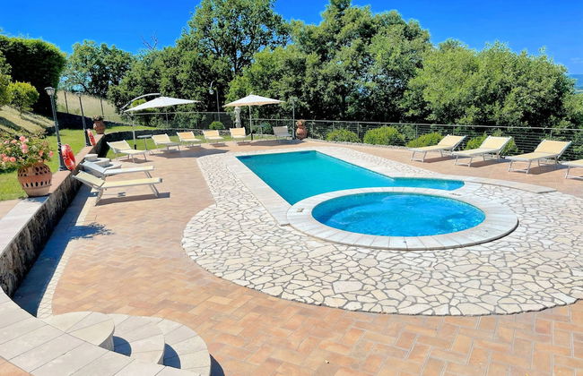 Pool, Jacuzzi and Events Room - Charming Villa in Umbria - Sleeps 24 - Lake View - Foto 62