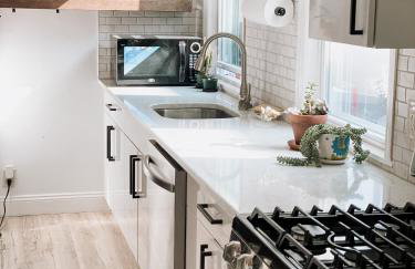 Designer Home 2 Bedroom - 20min to NYC WTC - Private Backyard - Foto 5