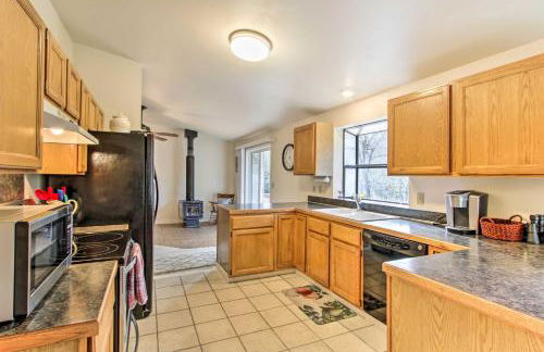 Quiet Lakefront Olympia Home with Dock on Half Acre - Foto 10