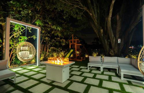 The World's Mansion - Game Room, 9 Bedrooms, HtdPool, Mini Golf, BBQ - Foto 47