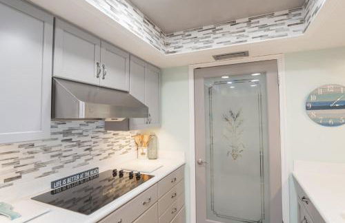 Luxury, Direct Oceanfront Unit and Balcony, Northeast Corner, Heated Pool, Garage Parking - Photo 25