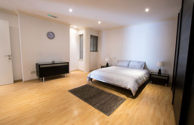 Bright, Spacious and Right in the Center - Foto 8