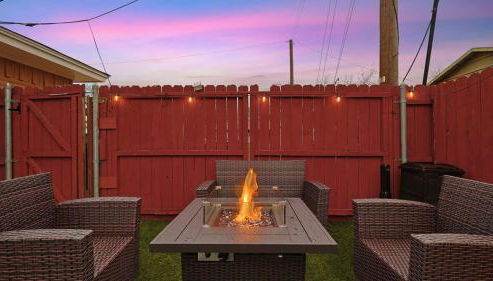 Serene 5BR 2BA Winter Home with Hot Tub & Fire Pit - Foto 2