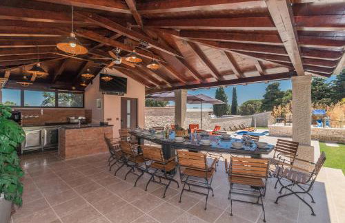 Superb villa Maxima with private pool, sauna, jacuzzi, playground for up to 18 persons, extra pool heating available - Foto 11